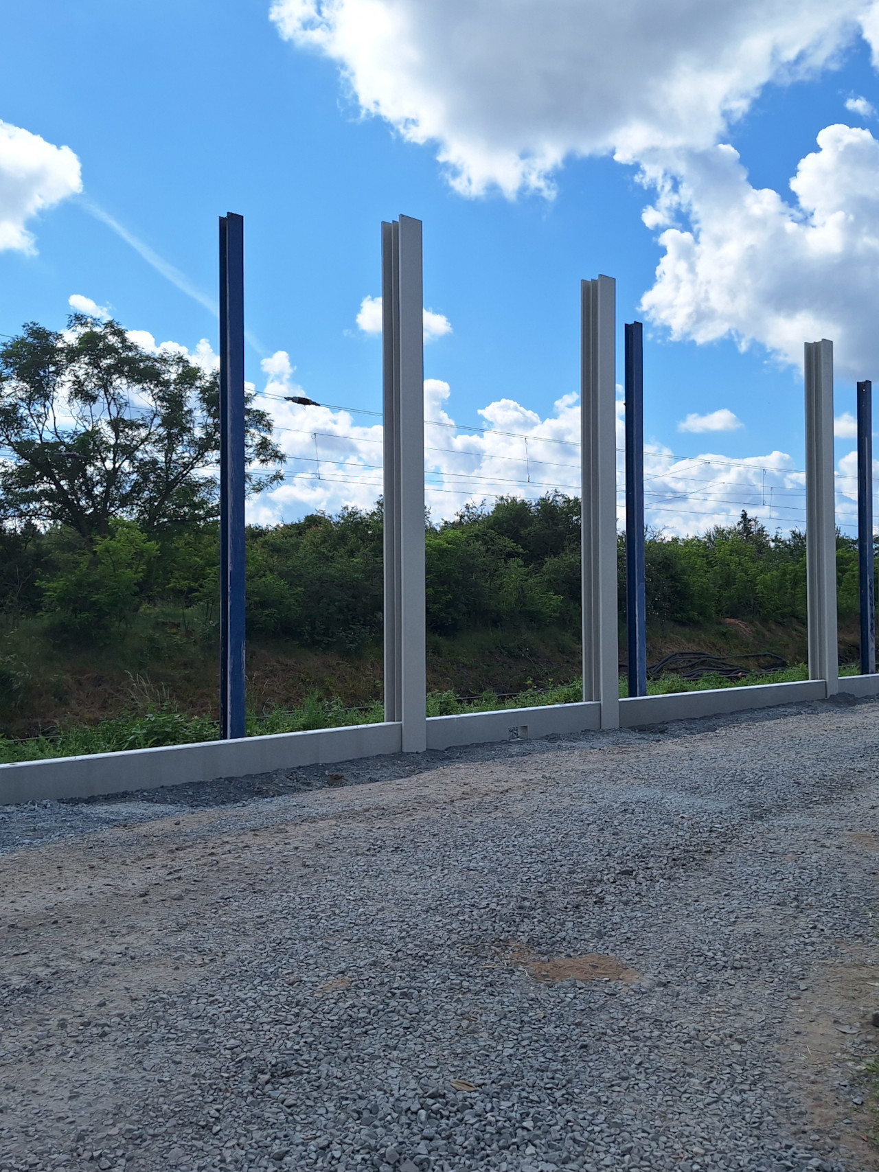 Zu sehen sind die Pfosten der neuen und alten Lärmschutzwand in Walldorf